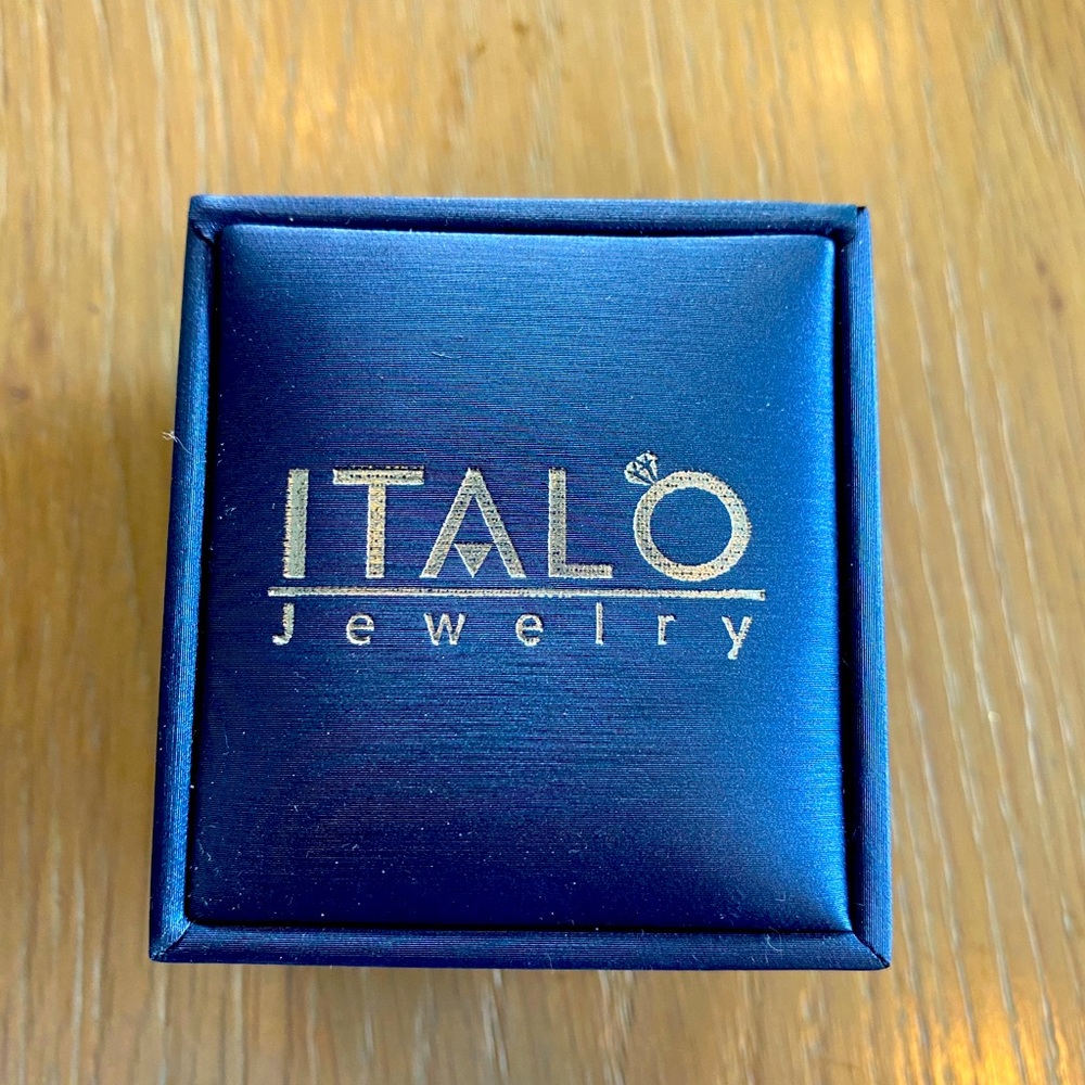 NIB Ítalo brand cubic zirconia stud earrings